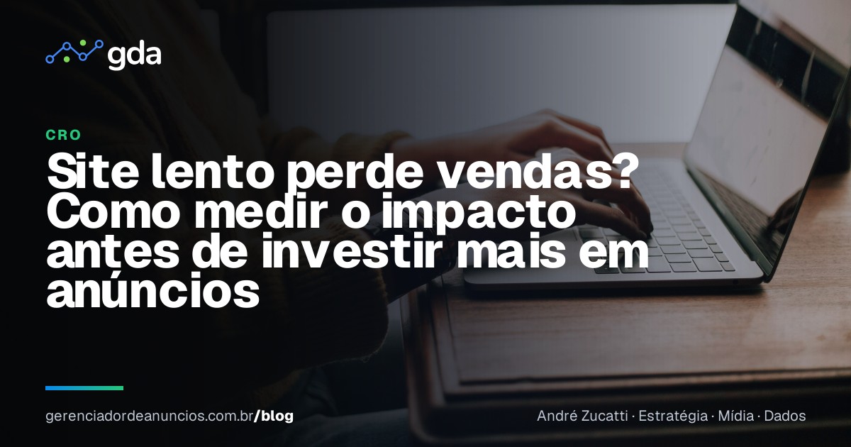 Empresário aguardando o carregamento lento de um site no notebook