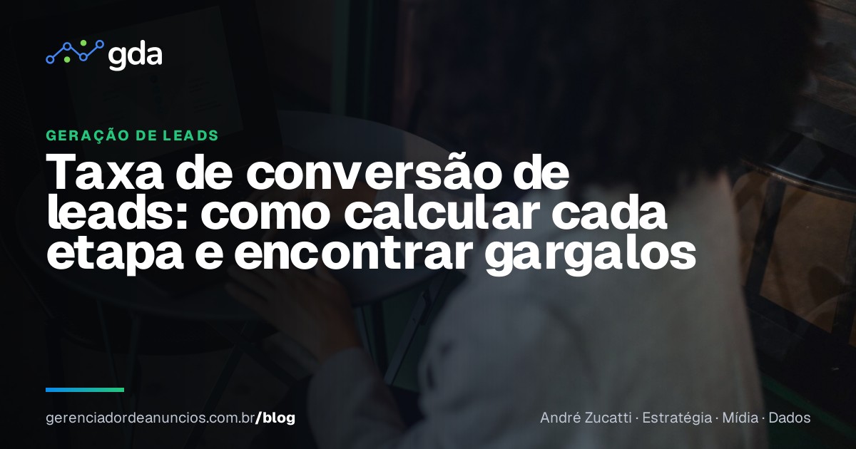 Gestora analisando métricas de conversão de leads em um notebook