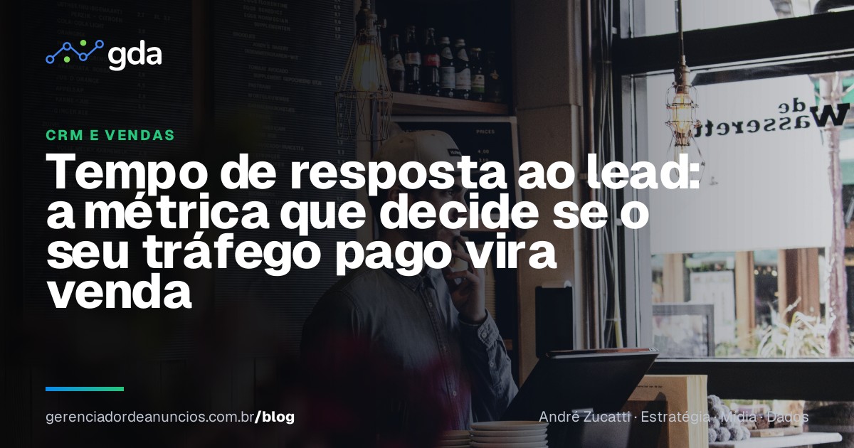 Dona de pequeno negócio conferindo mensagens no celular atrás do balcão da loja