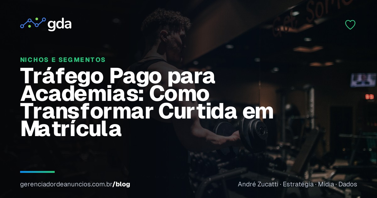 Pessoas treinando em grupo dentro de uma academia