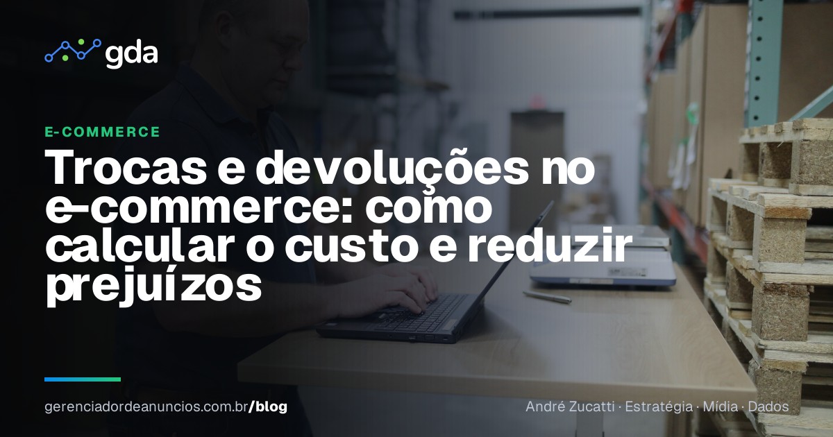 Profissional de e-commerce inspecionando uma embalagem devolvida no estoque