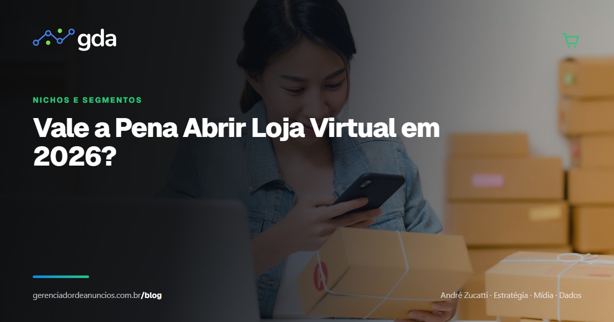 Empreendedora conferindo pedidos no celular ao lado de caixas de encomenda e notebook