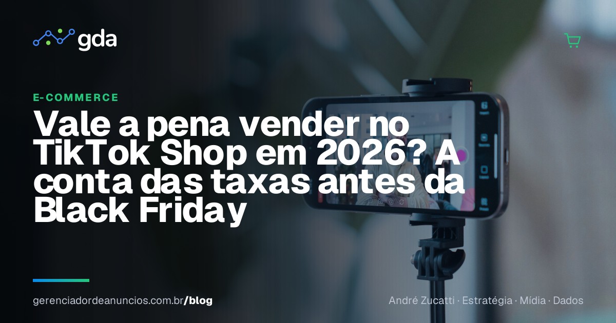 Empreendedora gravando um vídeo de produto com o celular apoiado em um tripé