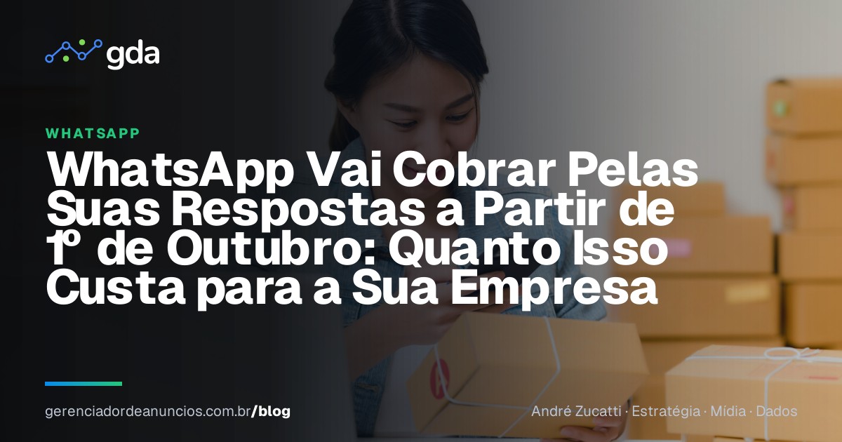 Empresária responde a mensagem de um cliente pelo WhatsApp no celular, atrás do balcão da loja