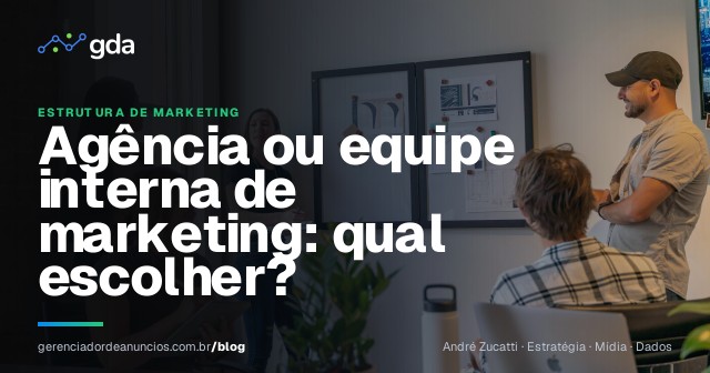 Empresária participa de reunião com uma equipe de marketing em um escritório