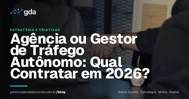 Empresário conversando com consultor de marketing sobre contrato em escritório