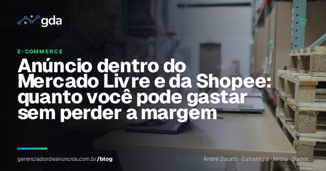 Empresário embalando caixas de pedidos de e-commerce no estoque da própria loja