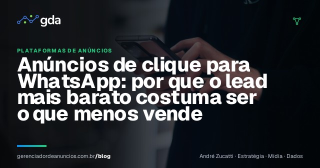 Mãos segurando um celular e digitando uma mensagem em um aplicativo de conversa