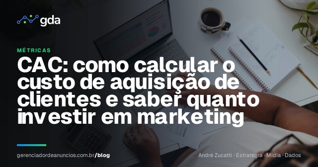 Empresário calculando o custo de aquisição de clientes em uma planilha no computador