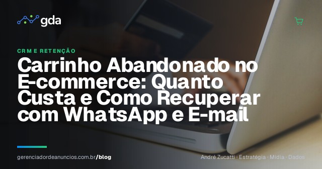 Pessoa fazendo compra online no notebook com cartão de crédito na mão, ilustrando o checkout de uma loja virtual