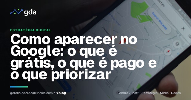 Empresário pesquisando a presença da empresa no Google pelo computador e celular