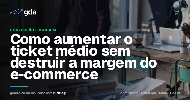 Gestor de e-commerce analisando pedidos e produtos ao lado de um notebook