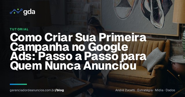 Empresário configurando sua primeira campanha de anúncios no Google Ads em um notebook
