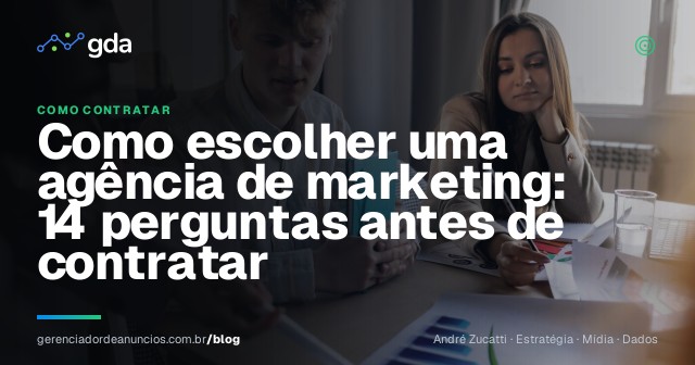 Empresários avaliam uma proposta de marketing durante reunião no escritório