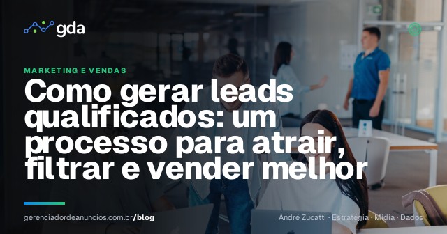 Equipe de pequena empresa analisa leads e oportunidades em um notebook