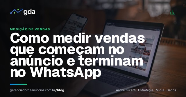 Empresário analisando conversas e vendas no computador e no celular