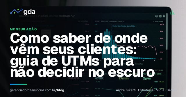 Empresário analisa as origens de tráfego e campanhas em um notebook