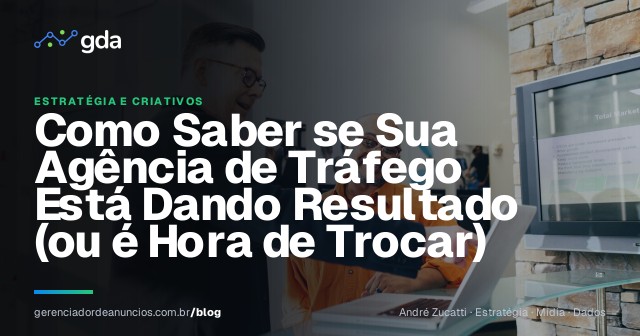 Empresário revisando relatório de campanhas de tráfego pago com um consultor