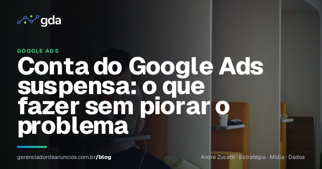 Empresário analisando aviso de suspensão do Google Ads no notebook