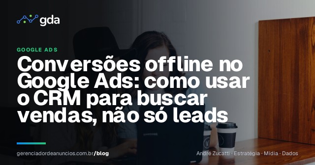Equipe comercial analisando dados de leads e vendas em um CRM no notebook