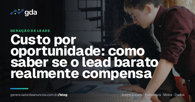Equipe de pequena empresa analisando leads e oportunidades de vendas em um notebook