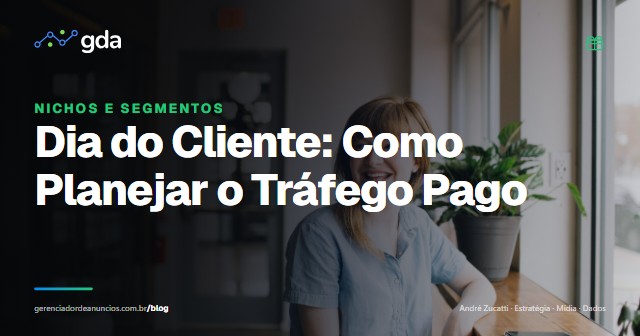 Cliente sorrindo em ambiente de atendimento, representando relacionamento com o consumidor