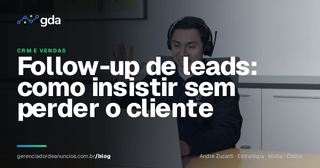 Profissional fazendo follow-up de leads pelo telefone enquanto consulta o CRM no notebook