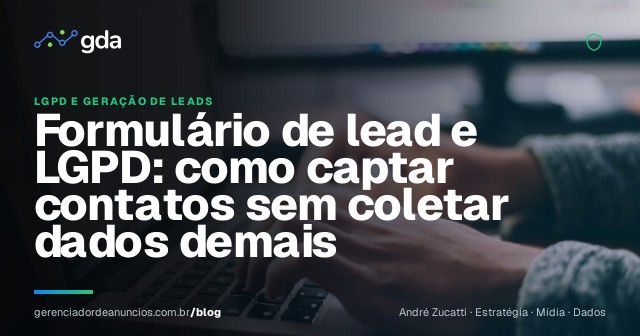 Empresário revisando formulário de geração de leads e política de privacidade no notebook