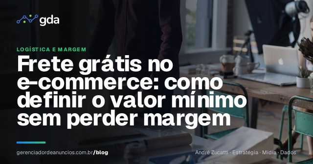 Empreendedor de e-commerce embalando pedidos e calculando custos de frete no notebook