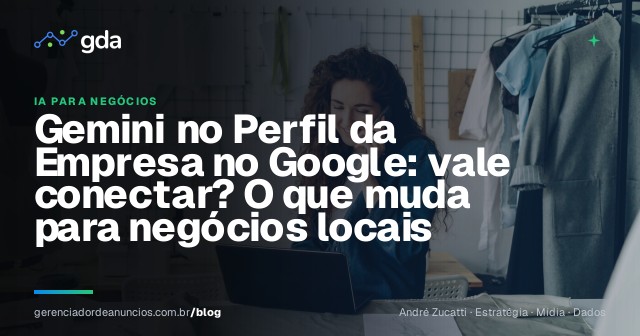 Proprietária de pequeno negócio analisando avaliações online em um notebook no balcão da loja
