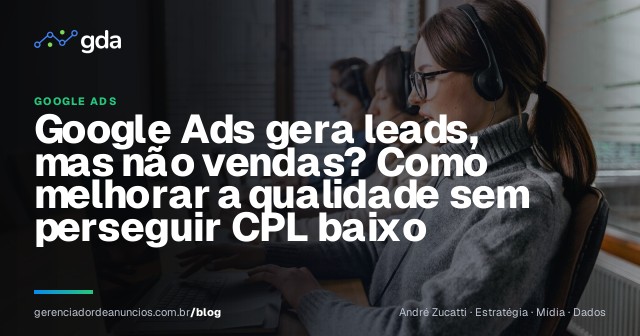 Equipe comercial analisando leads qualificados e resultados de vendas no computador