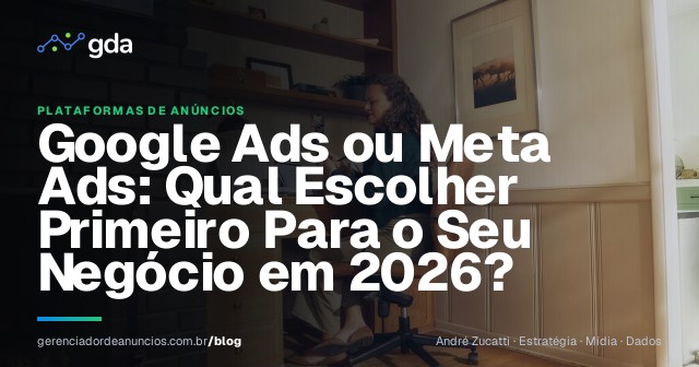 Empresário comparando opções de investimento em marketing digital em um laptop, representando a decisão entre Google Ads e Meta Ads