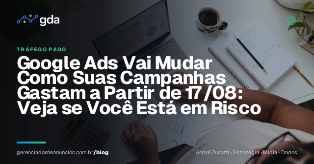 Empresário revisando painel de anúncios e orçamento de tráfego pago no notebook