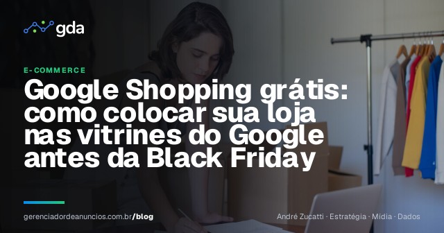 Dona de loja virtual embalando pedidos e conferindo o catálogo de produtos no notebook