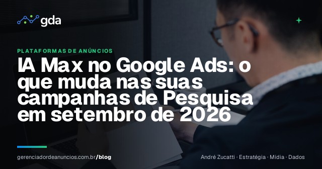 Dono de pequena empresa revisando relatórios de campanha no notebook em seu escritório