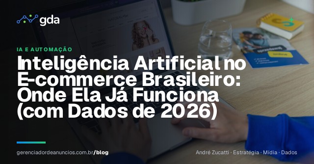 Empreendedor de e-commerce brasileiro usando ferramenta de inteligência artificial no computador para gerenciar a loja