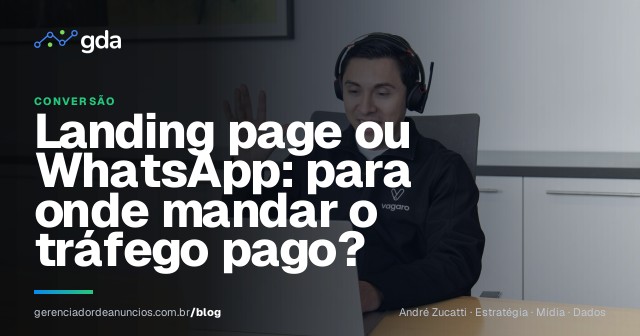 Equipe de atendimento respondendo clientes pelo WhatsApp no computador
