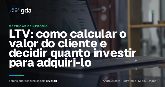 Empresária analisando o valor do cliente e indicadores de retenção no computador