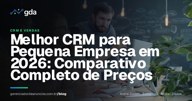 Equipe de pequena empresa analisando funil de vendas em CRM no computador