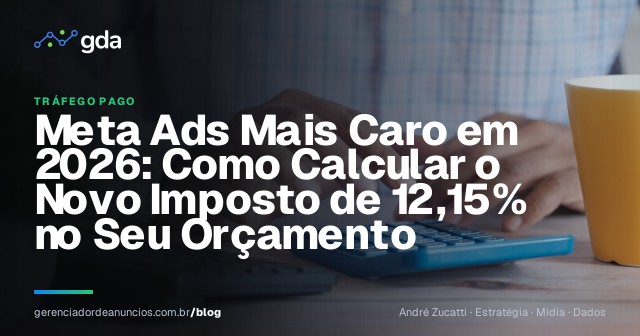 Empresário revisando fatura e calculando orçamento de anúncios com calculadora