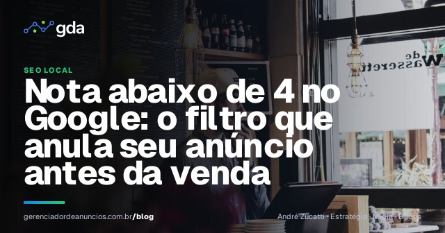 Dono de pequeno negócio conferindo avaliações no celular atrás do balcão da loja
