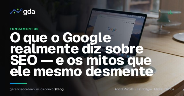 Notebook aberto com a página de busca do Google na tela