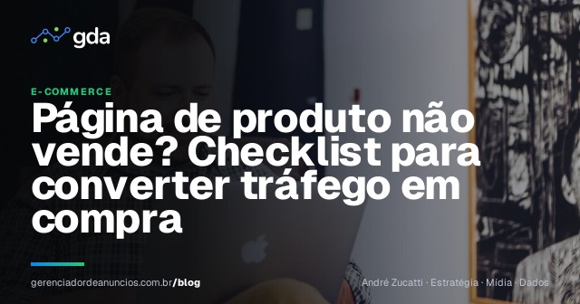 Lojista analisando uma página de produto de e-commerce no notebook