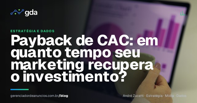 Empresário analisando gráficos de caixa e aquisição de clientes no notebook