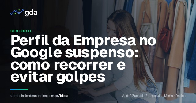 Dona de pequeno negócio preocupada ao consultar um notebook no balcão da loja