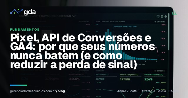 Notebook sobre mesa exibindo painel de analytics com gráficos de conversão
