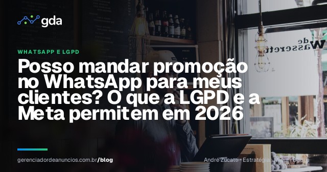 Dono de pequeno negócio digitando no celular atrás do balcão da loja