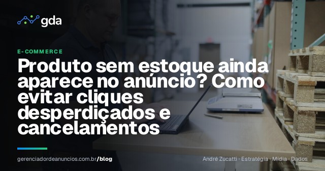 Gestora de e-commerce conferindo estoque em um armazém com um notebook