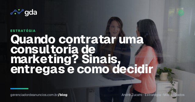 Empresário e consultor analisam uma estratégia de marketing em reunião