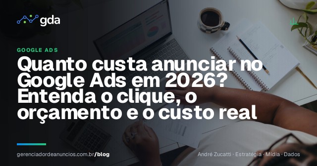 Empresário calculando o orçamento de Google Ads no computador